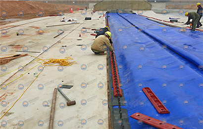 安装上压板并紧固