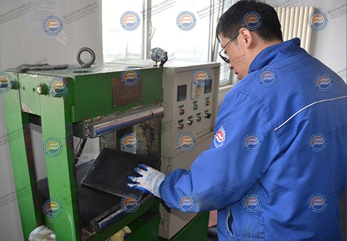 技术人员进行产前试验